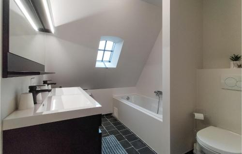 ห้องน้ำ, Stunning home in Knesselare with WiFi and 3 Bedrooms in คเนสเซ่ลาเร่