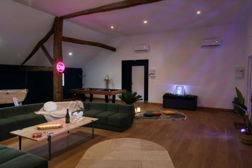 Shared lounge/TV area, Crazy Villa Chasseuserie 89 - Heated pool - Soccer - 1h30 Paris - 45 p in Lavau (Burgundy)