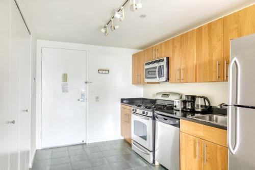 LIC 1BR w WD Elevator Doorman nr E River NYC-852 in New York, USA