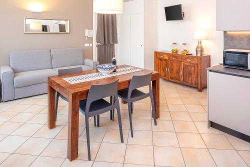 One-Bedroom Apartment image 4