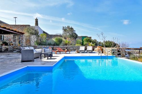 Villa Eliza with a swimming pool and sea view in the area of Otzia, on the island of Kea