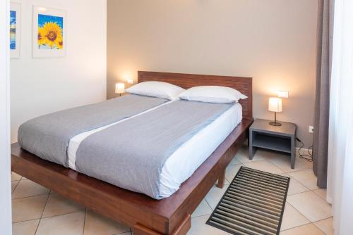 One-Bedroom Apartment image 7