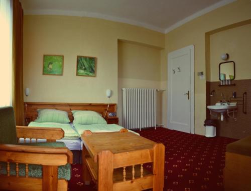 1 king bed, 2 sofa beds