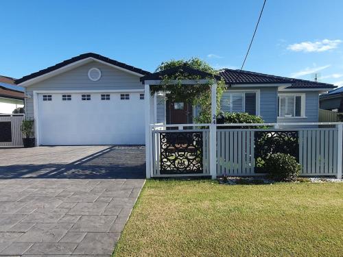 Located between picturesque Lake Illawarra and Windang beach