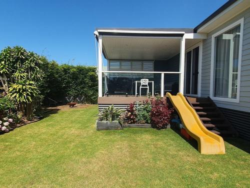 Located between picturesque Lake Illawarra and Windang beach