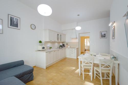 One-Bedroom Apartment image 3