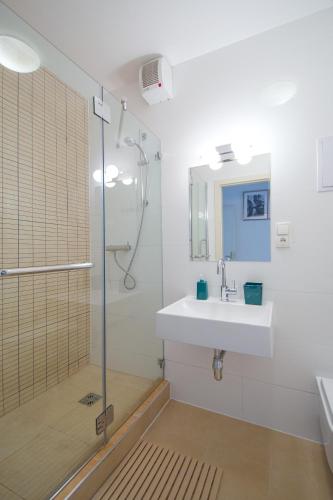 One-Bedroom Apartment image 1