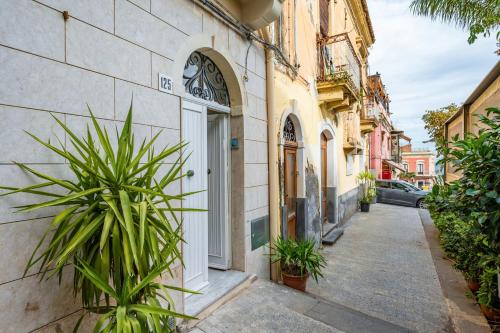Hotelli välisilme, GuestHost - Seaview Modern Apartment with Balcony in Aci Trezza