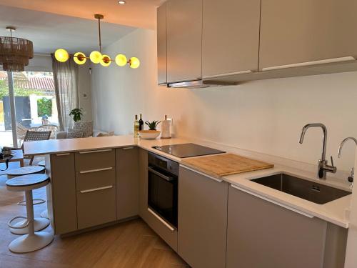 Benalmadena Beach House- Luxe House, Prime Location Near Puerto Marina&beach - Torremolinos