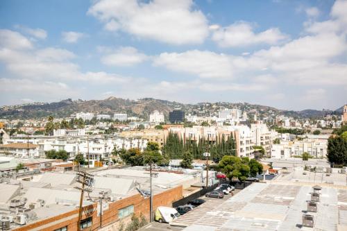 Hollywood 1br w pool gym nr Santa Monica Blvd LAX-905 in Los Angeles, USA