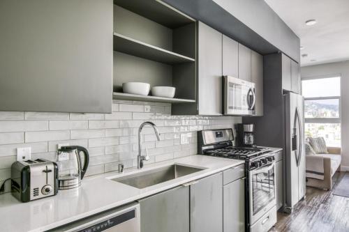 Hollywood 1br w pool gym nr Santa Monica Blvd LAX-905 in Los Angeles, USA