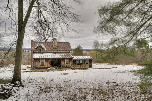 Cabin Vacation Rental about 8 Mi to Penn State!