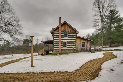 Cabin Vacation Rental about 8 Mi to Penn State!