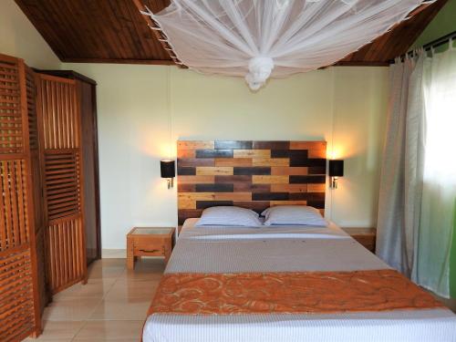 1 double bed, 2 twin beds