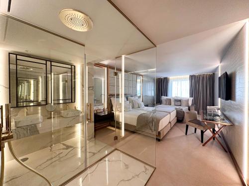 Dusche, Wine & Books Porto Hotel - Small Luxury Hotels Of The World near Do Carmo Kirche