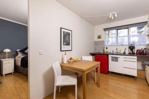 Downtown Sanctuary with Private Entrance 4