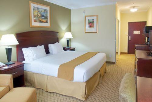 Holiday Inn Express Hotel & Suites Winnie, an IHG Hotel