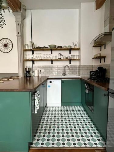 Charming 2 Bed Apartment in Centre of Nottingham - Tap to explore photos