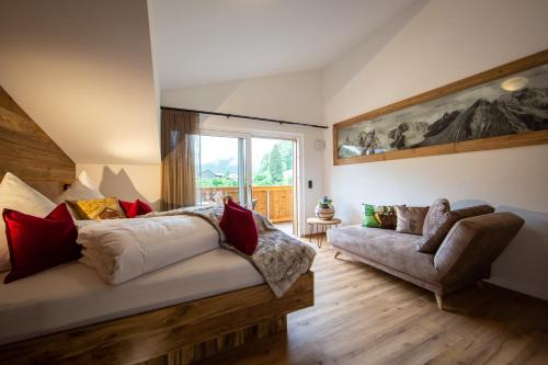 1 queen bed, 1 sofa bed
