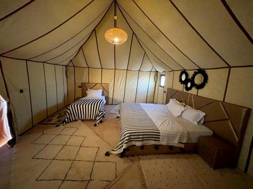 1 king bed, 1 double bed, 2 twin beds