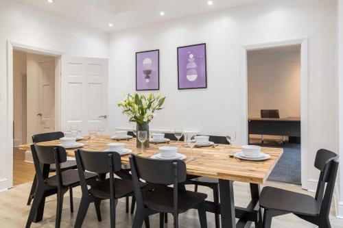 Pillo Rooms - Spacious 4 Bedroom Detached House close to Heaton Park, Manchester (photo 3)
