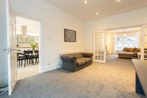Pillo Rooms - Spacious 4 Bedroom Detached House close to Heaton Park