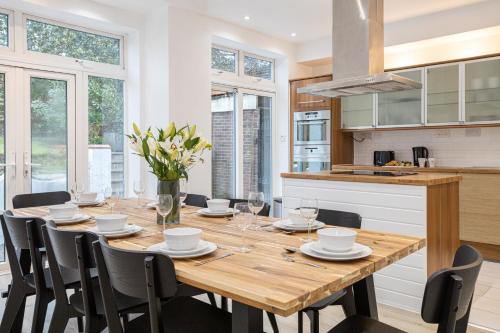 Pillo Rooms - Spacious 4 Bedroom Detached House close to Heaton Park, Manchester (photo 8)
