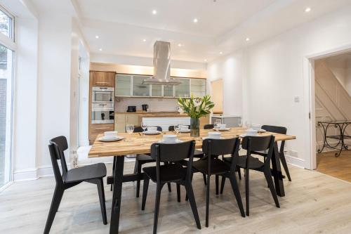 Pillo Rooms - Spacious 4 Bedroom Detached House close to Heaton Park, Manchester (photo 2)