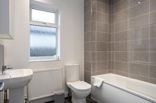 Pillo Rooms - Spacious 4 Bedroom Detached House close to Heaton Park