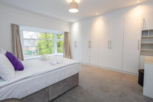 Pillo Rooms - Spacious 4 Bedroom Detached House close to Heaton Park