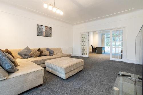 Pillo Rooms - Spacious 4 Bedroom Detached House close to Heaton Park