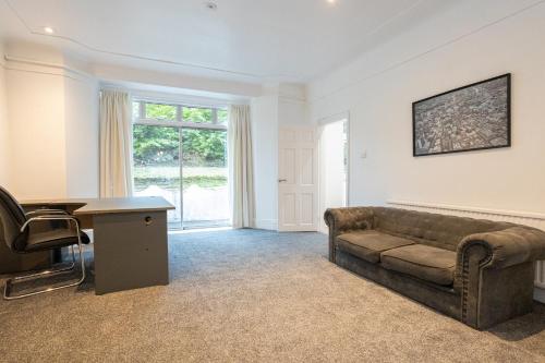Pillo Rooms - Spacious 4 Bedroom Detached House close to Heaton Park