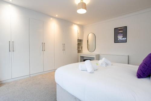 Pillo Rooms - Spacious 4 Bedroom Detached House close to Heaton Park