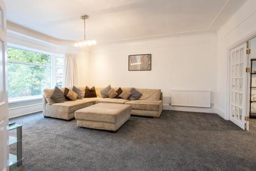 Pillo Rooms - Spacious 4 Bedroom Detached House close to Heaton Park