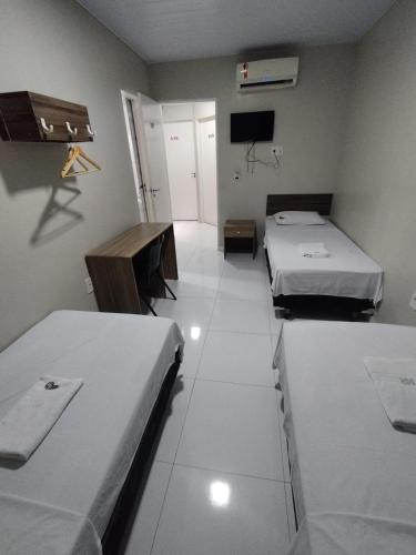 3 twin beds