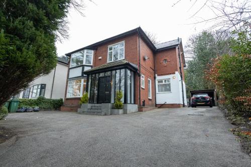 Pillo Rooms - Spacious 4 Bedroom Detached House close to Heaton Park