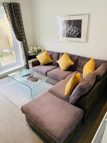 Arma Short Stays 122 - Spacious 3 Bed Oxford House Sleeps 6- FREE PARKNG For 2 Vehicles - Large Garden