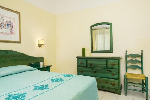 1 queen bed, 2 twin beds