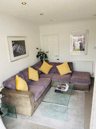 Arma Short Stays 122 - Spacious 3 Bed Oxford House Sleeps 6- FREE PARKNG For 2 Vehicles - Large Garden