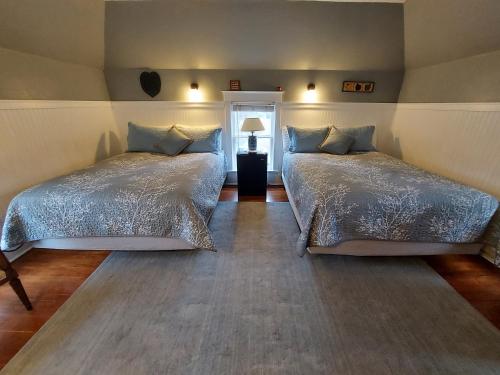 2 queen beds