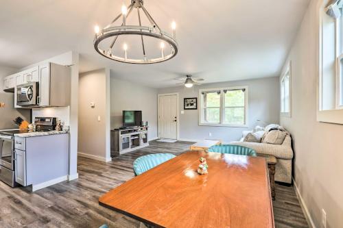 Newland Retreat with Creek, Near Hiking and Wineries! in Newland, USA