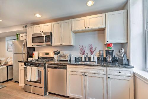 Central and Trendy Baltimore Townhome Pets OK! in เมาธ์ เวอร์นอน