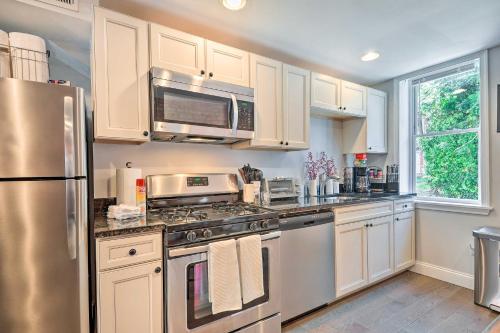 Central and Trendy Baltimore Townhome Pets OK! in เมาธ์ เวอร์นอน