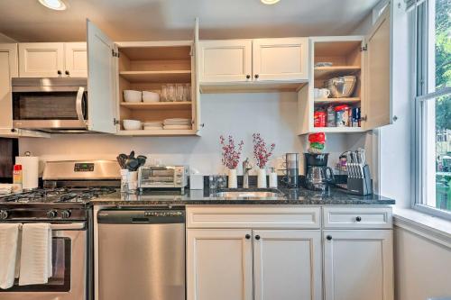 Central and Trendy Baltimore Townhome Pets OK! in เมาธ์ เวอร์นอน