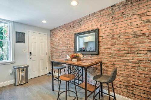 Central and Trendy Baltimore Townhome Pets OK! in เมาธ์ เวอร์นอน
