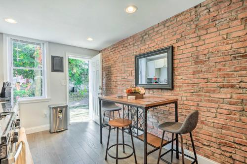 Central and Trendy Baltimore Townhome Pets OK! in เมาธ์ เวอร์นอน