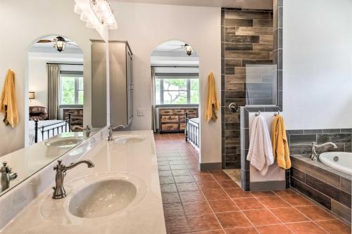 Ladera Hill Country Estate on 13 Acres with Hot Tub - image 11