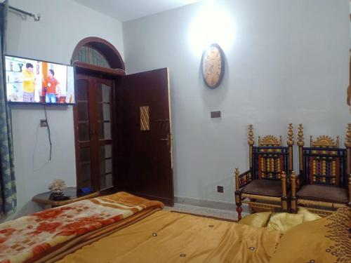 Room with Separate Entrance & Parking & Fast Wifi, Исламабад (фото 2)