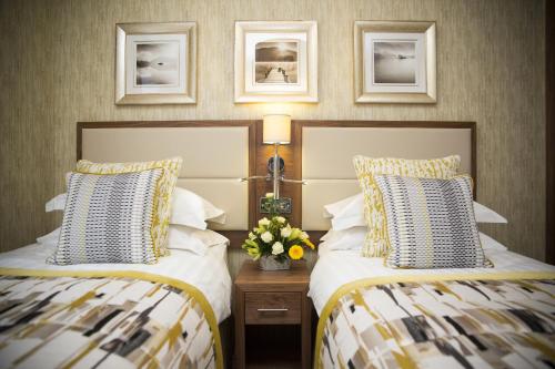 1 double bed, 2 twin beds