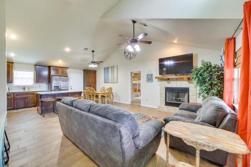 Vian Home Near Tenkiller State Park! in Gore, USA